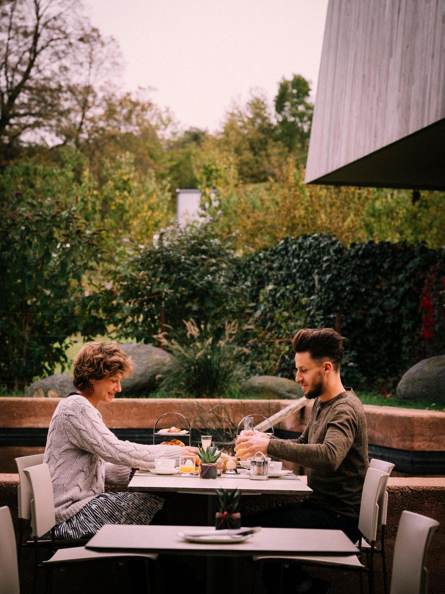 Flora Auf Gut Guntrams Hotel Schwarzau am Steinfelde Bagian luar foto